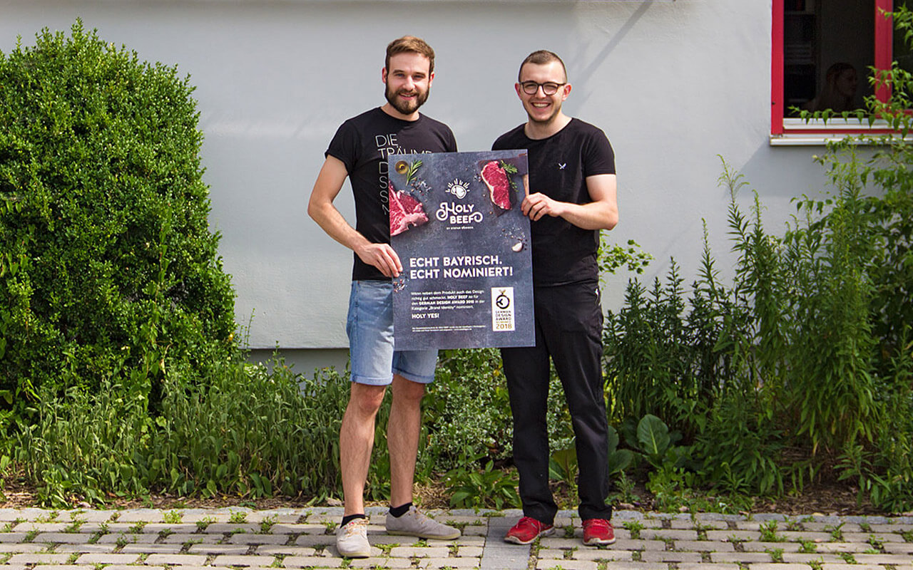 Die Übergabe unseres Nominierungsplakates für den GERMAN DESIGN AWARD – Matthias Lehner und Metzgermeister Stefan Wenisch